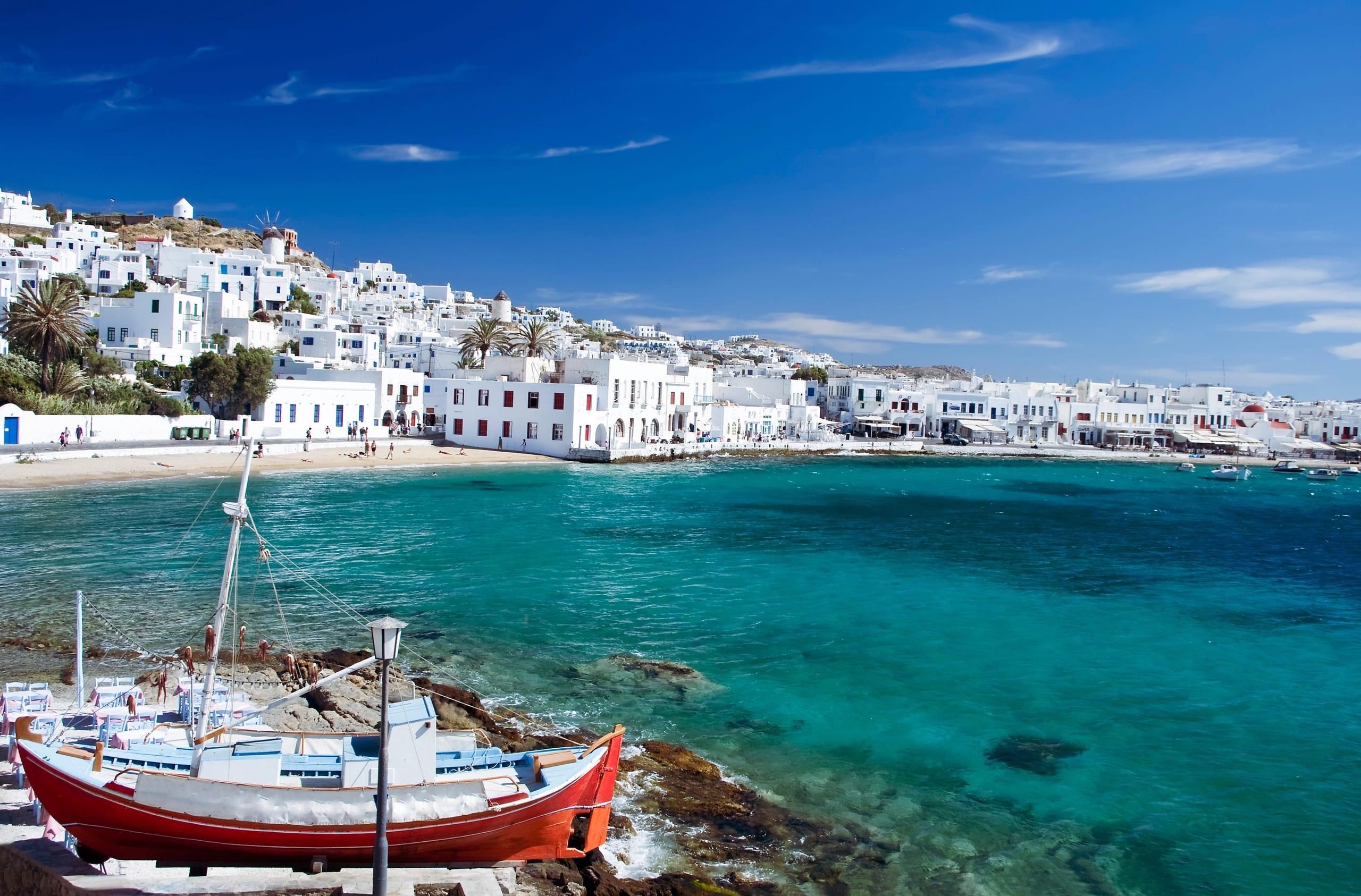 Bucht auf Mykonos mit typischen weißen Häusern