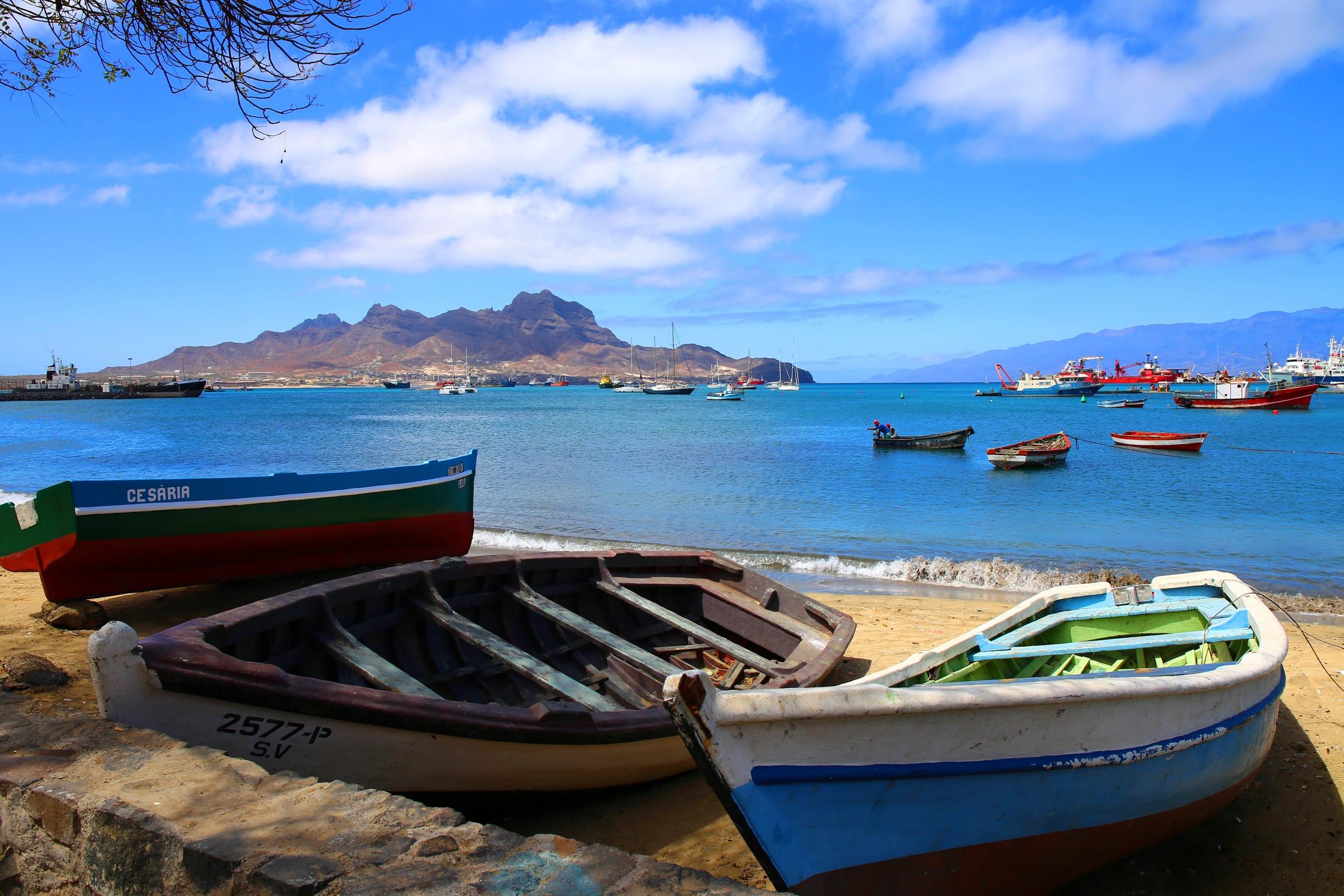 Fischerboote an einem Strand von Sao Vicente