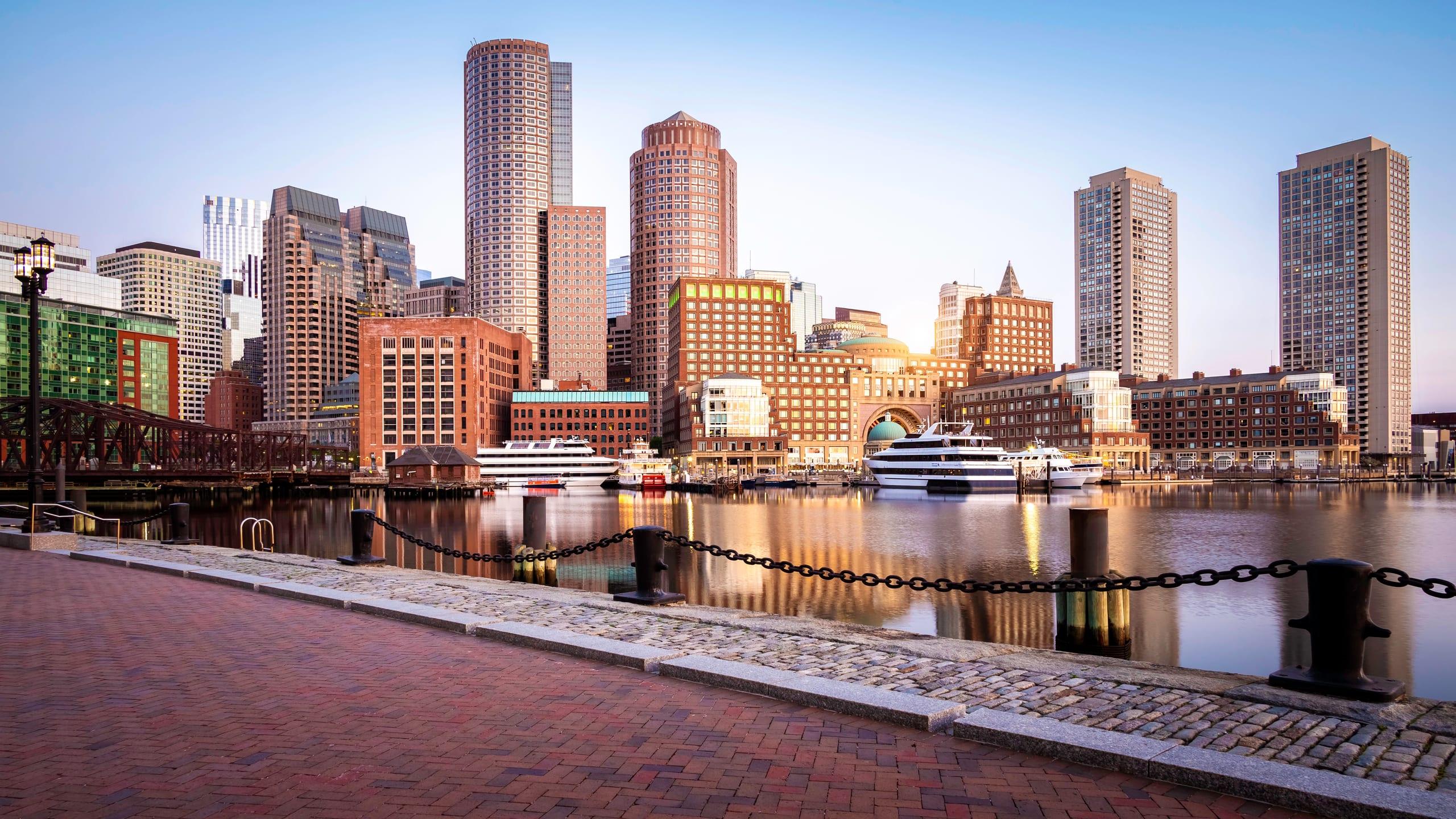 Hafen von Boston mit Skyline