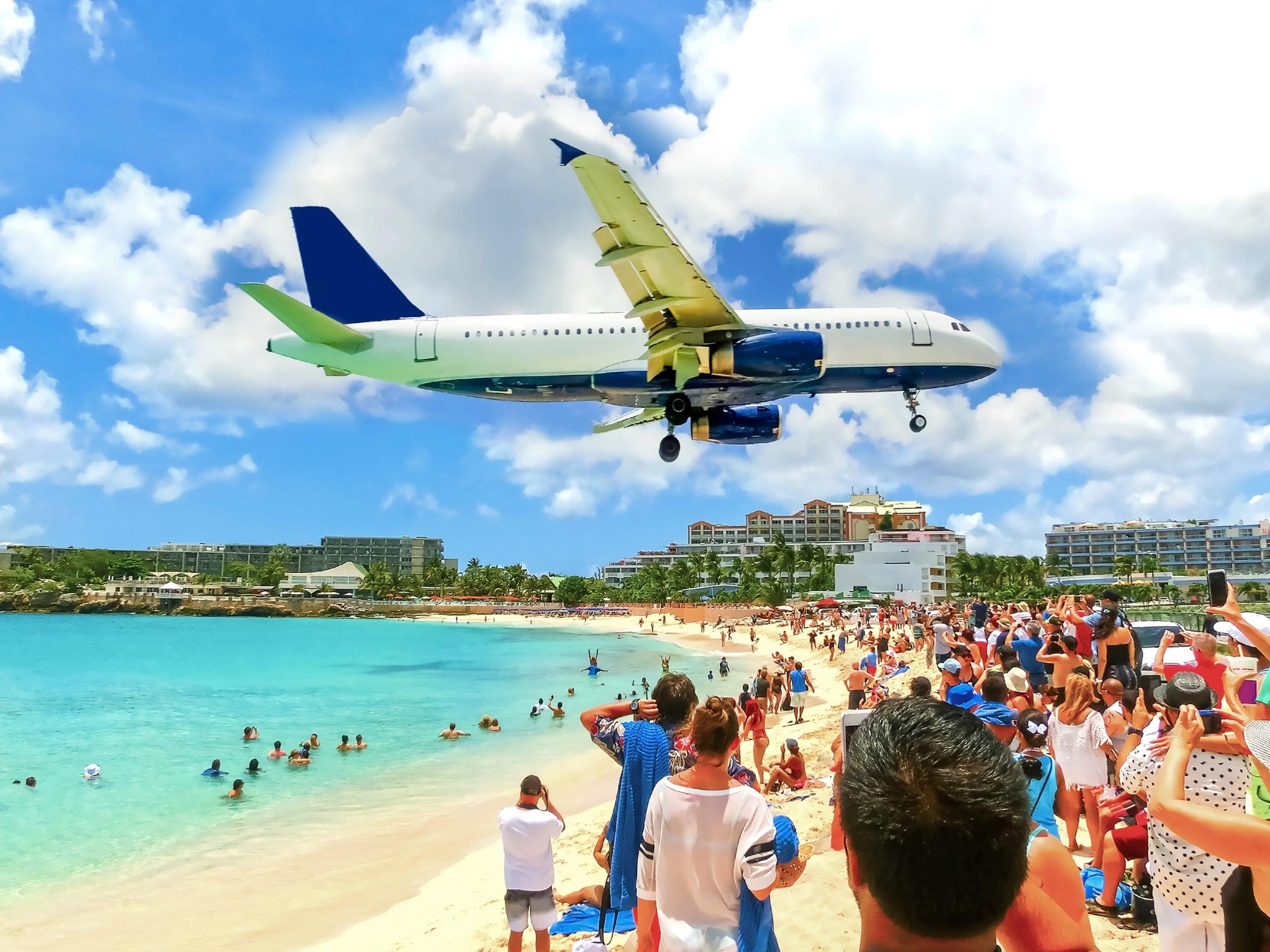 Flugzeug im Landeanflug über dem Maho Beach