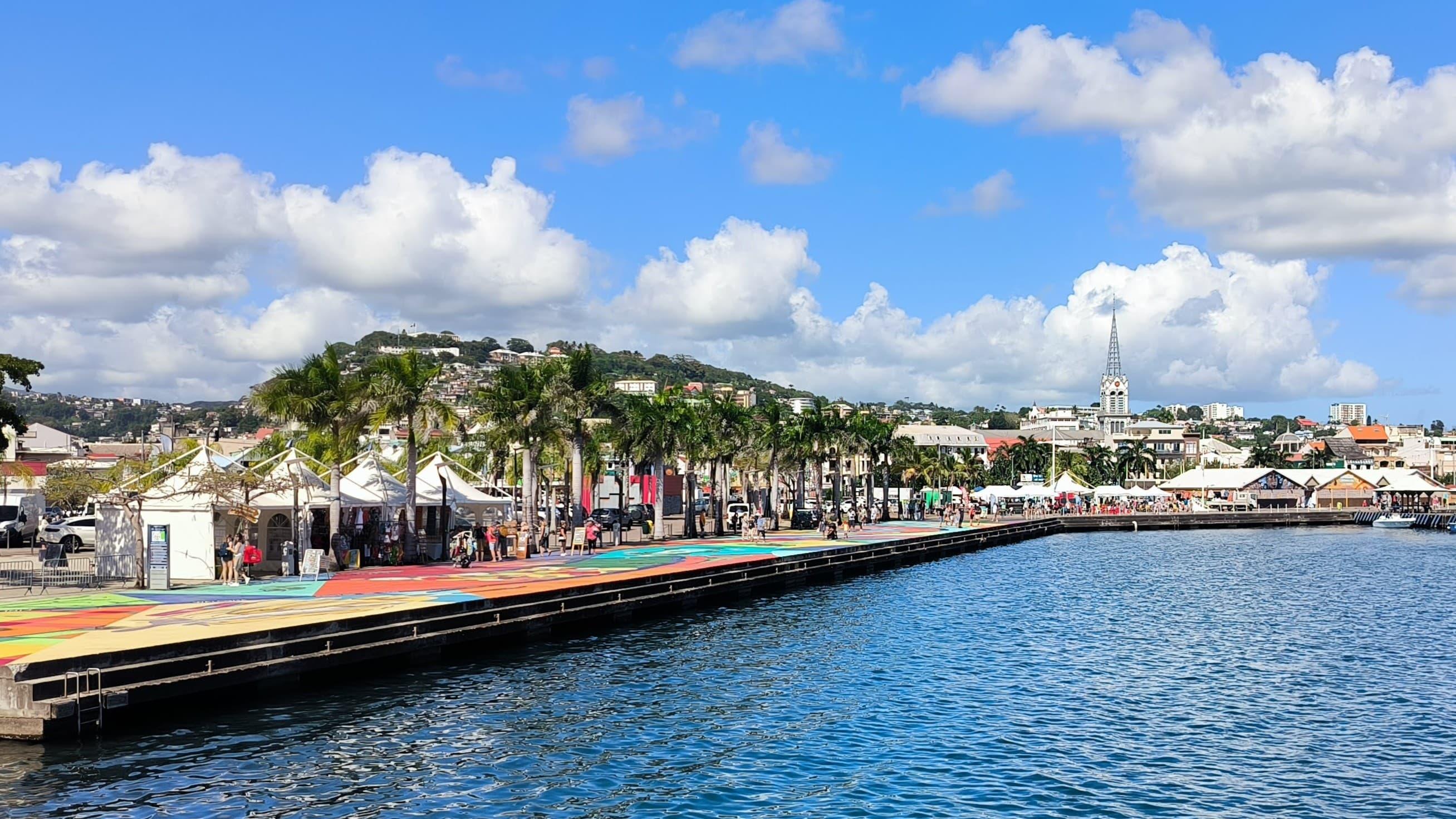 Strandpromenade mit Palmen im Hafen von Martinique