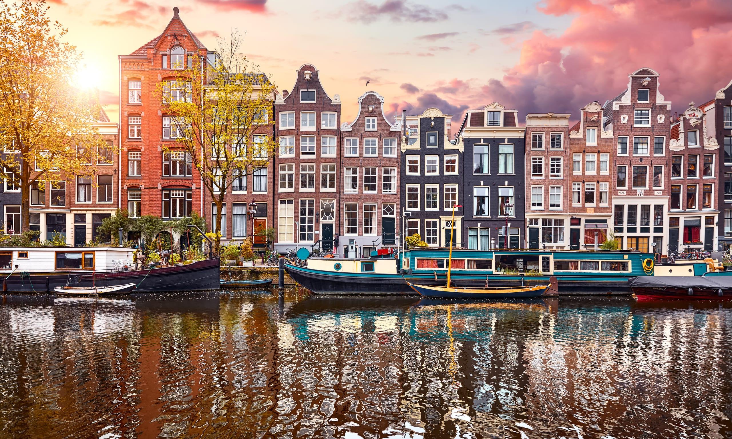 Historische Häuser an einer Gracht in Amsterdam