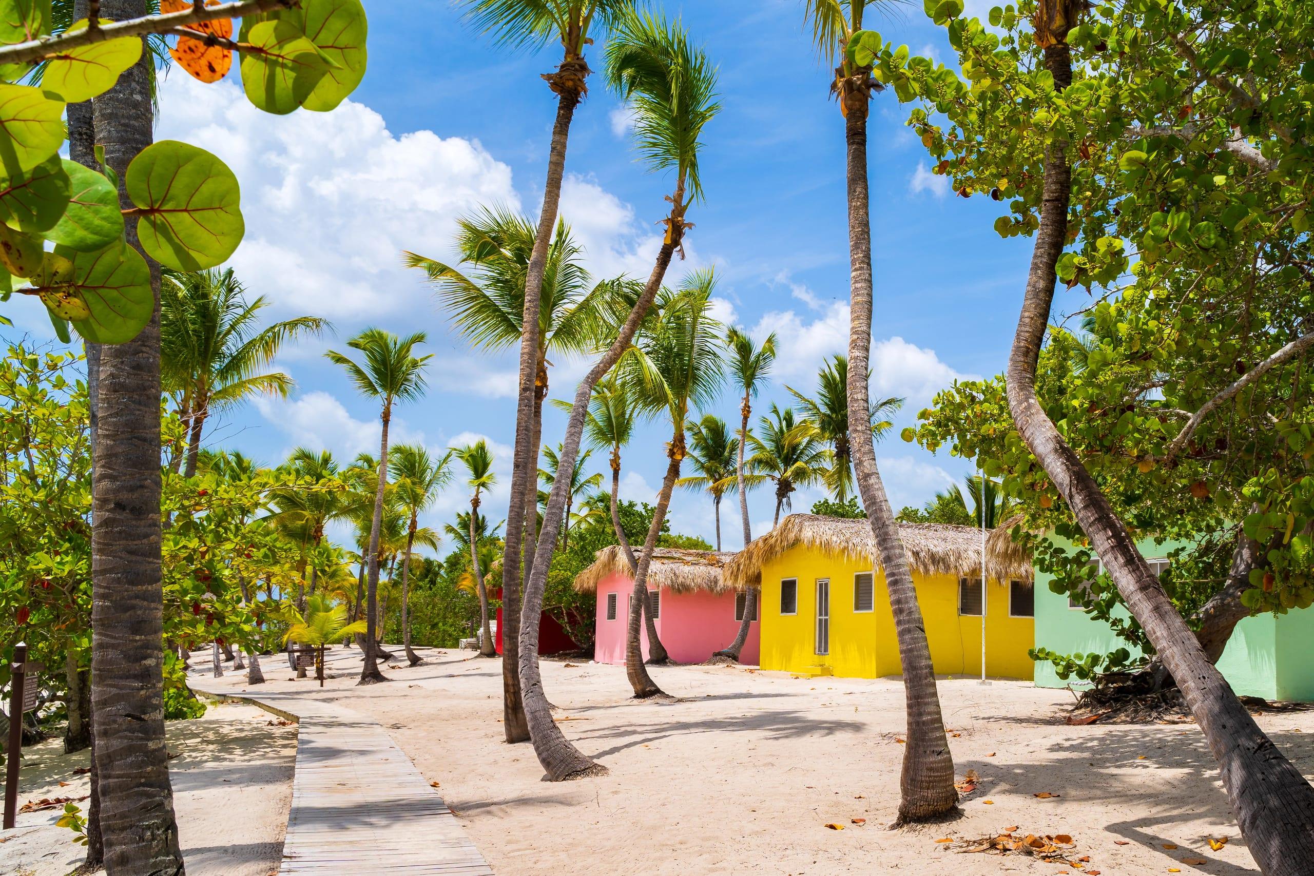 Farbenfrohe Häuser am Strand der Isla Catalina