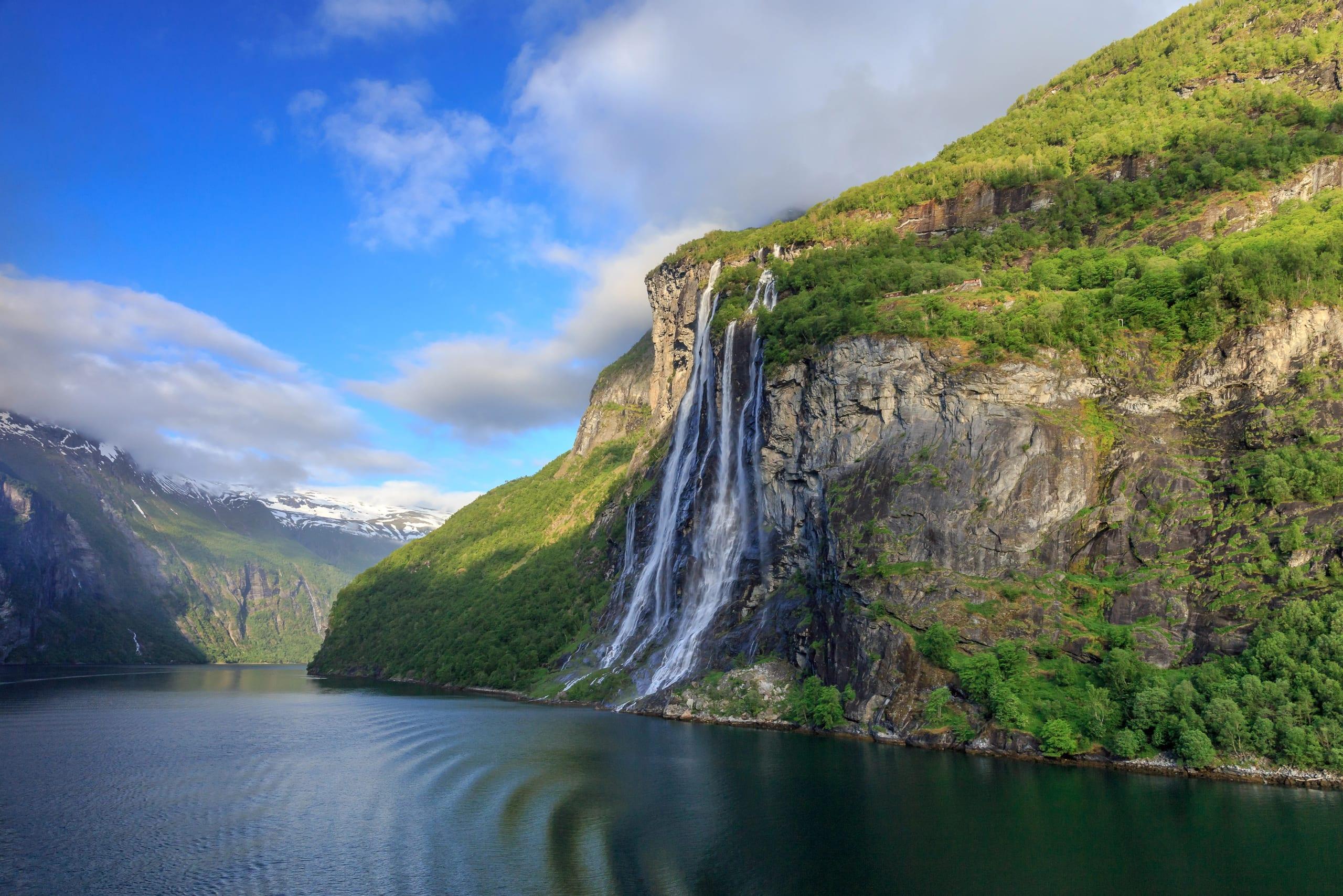 Geiranger Fjord mit dem Sieben Schwestern Wasserfall