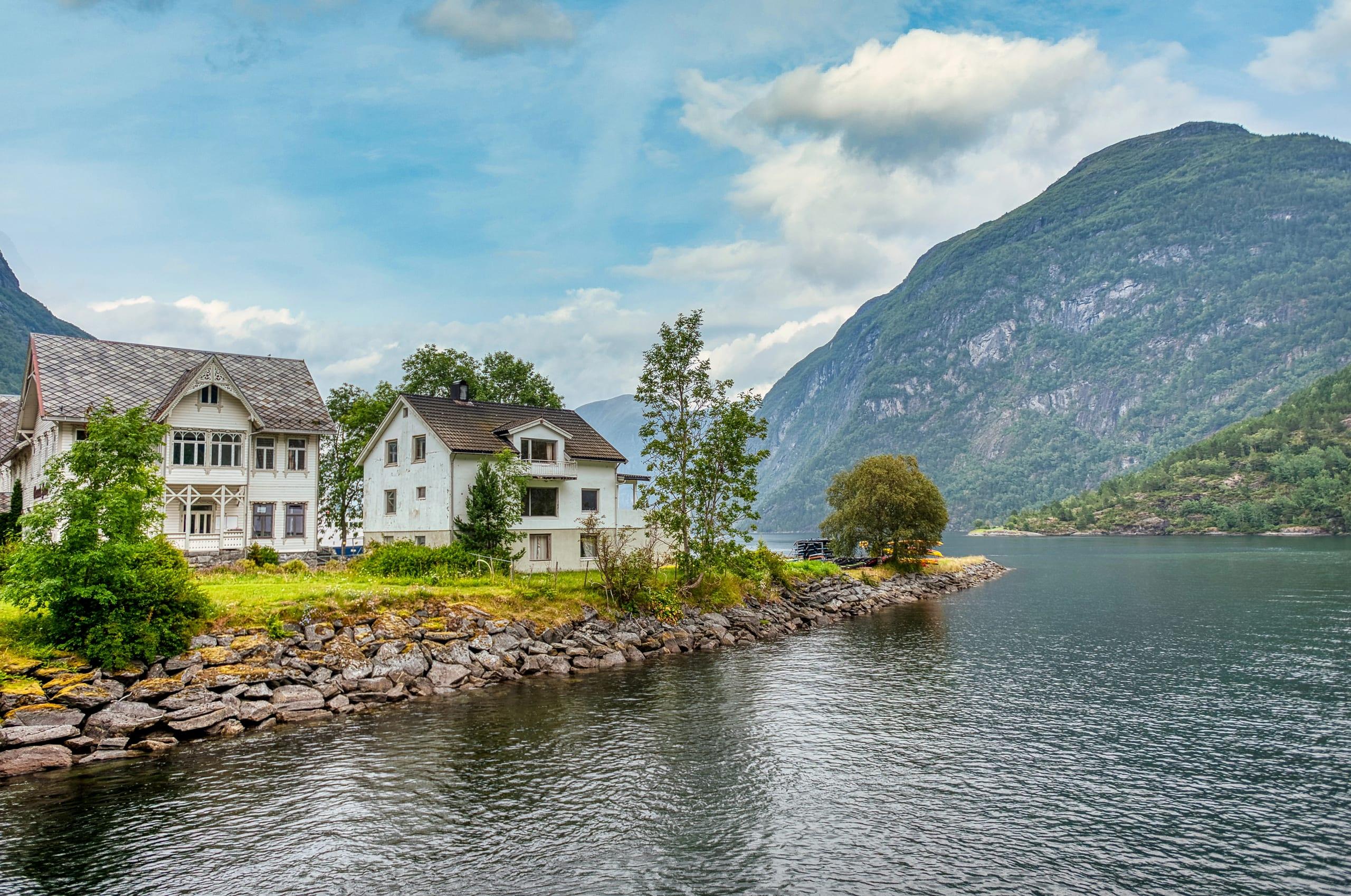 Häuser am Ufer in Hellesylt